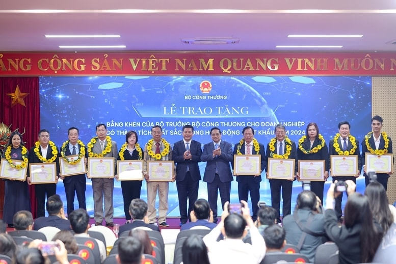 Thay mặt lãnh đạo Đảng, Nhà nước, Thủ tướng trao các phần thưởng cao quý cho các tập thể, cá nhân có thành tích xuất sắc - Ảnh: VGP/Nhật Bắc Thay mặt lãnh đạo Đảng, Nhà nước, Thủ tướng trao các phần thưởng cao quý cho các tập thể, cá nhân có thành tích xuất sắc - Ảnh: VGP/Nhật Bắc