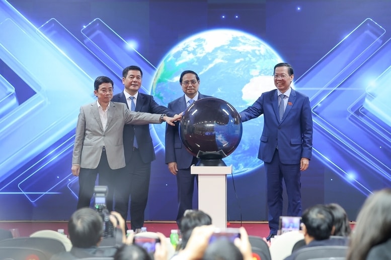 Thủ tướng Chính phủ và các đại biểu đã thực hiện nghi lễ công bố kết quả xuất nhập khẩu năm 2025 - Ảnh: VGP/Nhật Bắc Thủ tướng Chính phủ và các đại biểu đã thực hiện nghi lễ công bố kết quả xuất nhập khẩu năm 2025 - Ảnh: VGP/Nhật Bắc