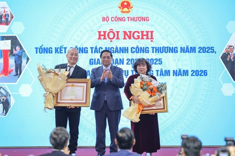 Thay mặt lãnh đạo Đảng, Nhà nước, Thủ tướng trao các phần thưởng cao quý cho các tập thể, cá nhân có thành tích xuất sắc - Ảnh: VGP/Nhật Bắc Thay mặt lãnh đạo Đảng, Nhà nước, Thủ tướng trao các phần thưởng cao quý cho các tập thể, cá nhân có thành tích xuất sắc - Ảnh: VGP/Nhật Bắc