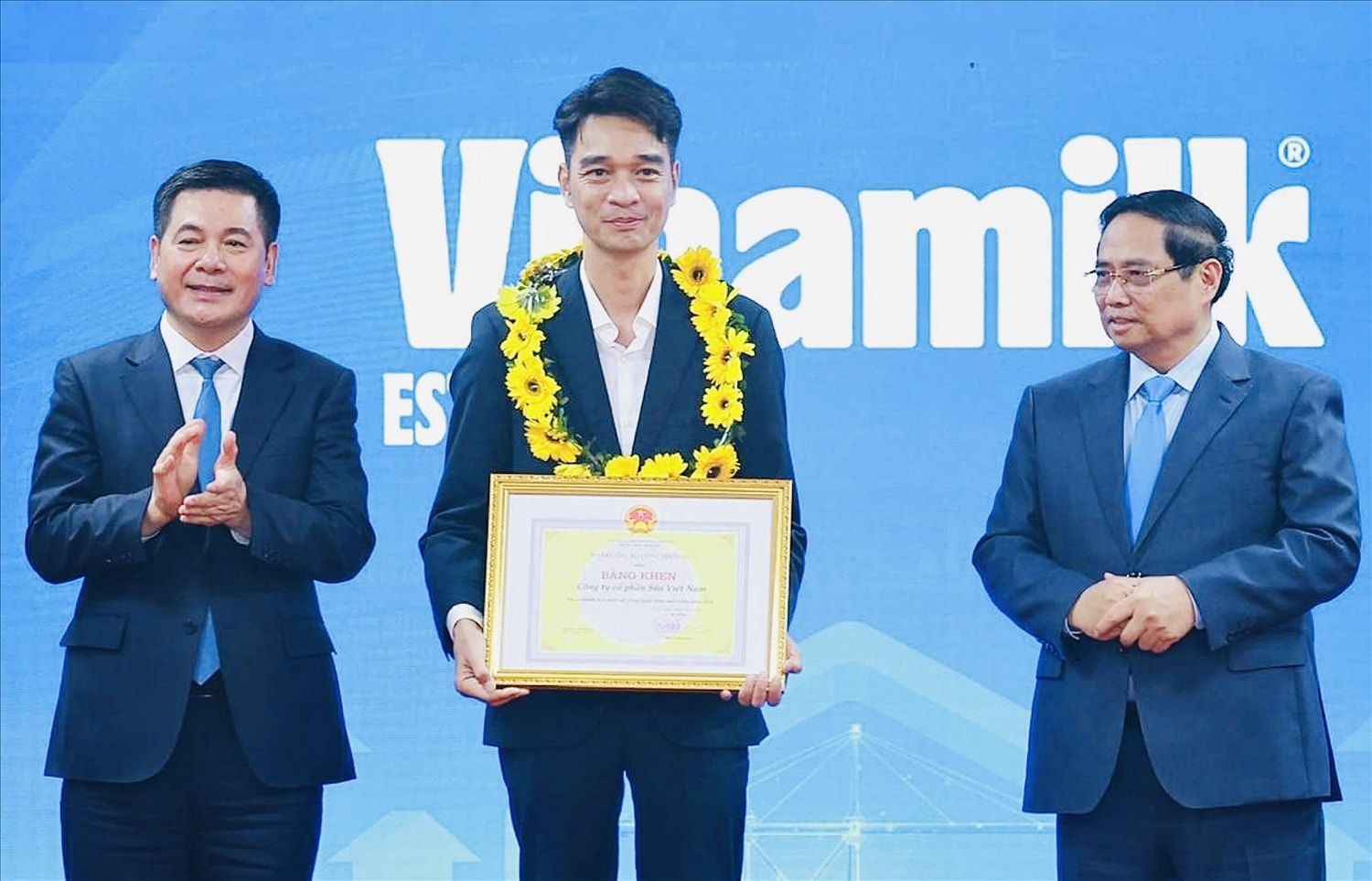 Ông Võ Trung Hiếu, Giám đốc Kinh doanh quốc tế Vinamilk vinh dự được Thủ tướng Phạm Minh Chính và Bộ trưởng Bộ Công Thương Nguyễn Hồng Diên trao Bằng khen Doanh nghiệp xuất khẩu tiêu biểu. Ảnh: Vi Nam