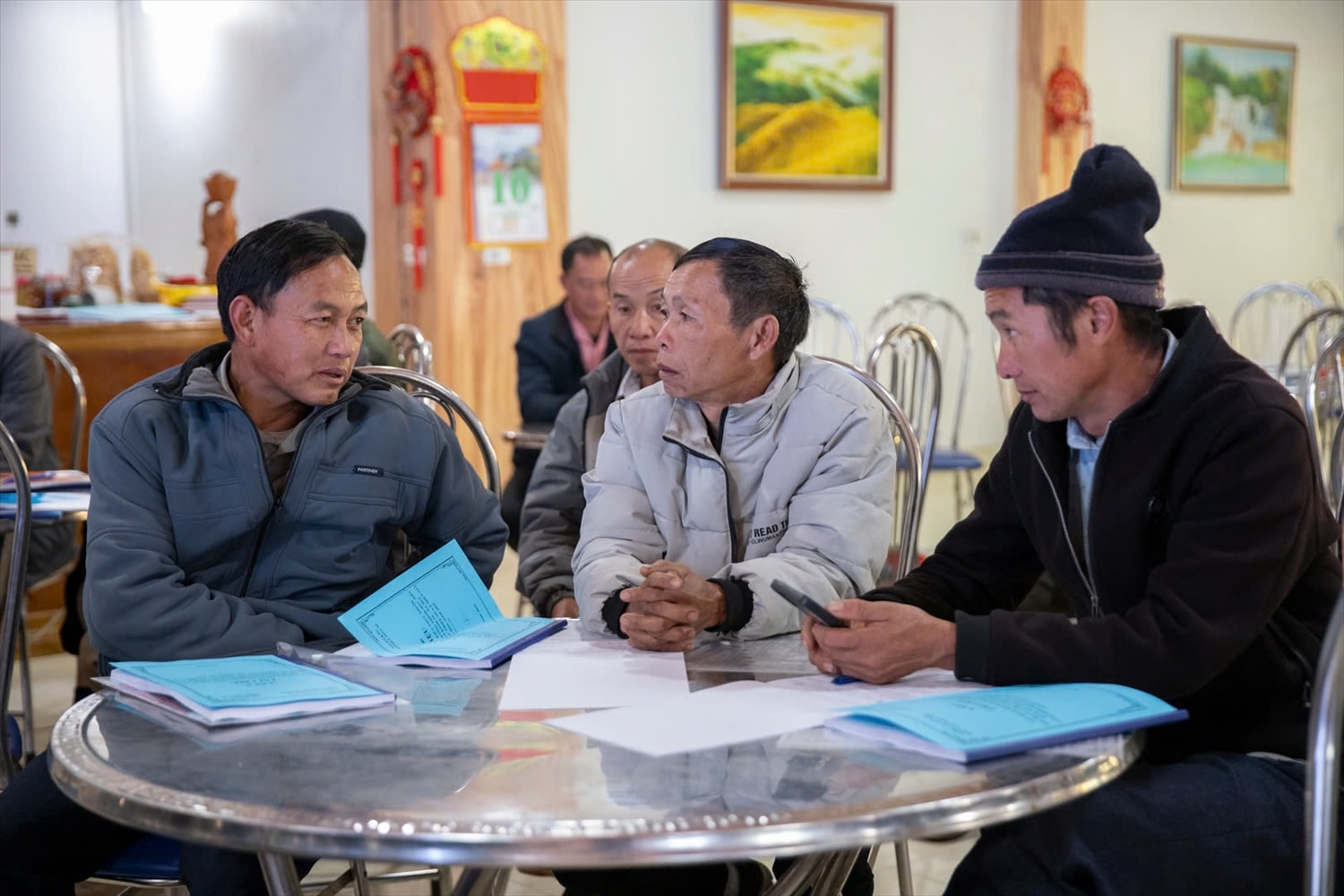 Người có uy tín tại Mù Cang Chải tích cực trao đổi, đóng góp ý kiến giúp chính quyền nắm bắt tâm tư, nguyện vọng của Nhân dân