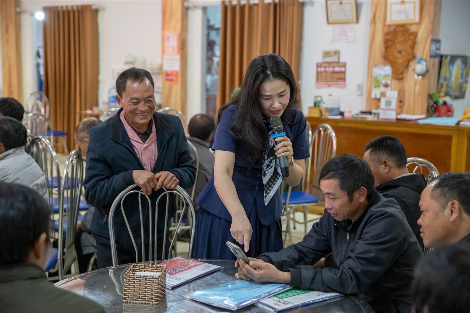 Giảng viên hướng dẫn Người có uy tín xã Mù Cang Chải ứng dụng khoa học công nghệ trong công tác thông tin, tuyên truyền