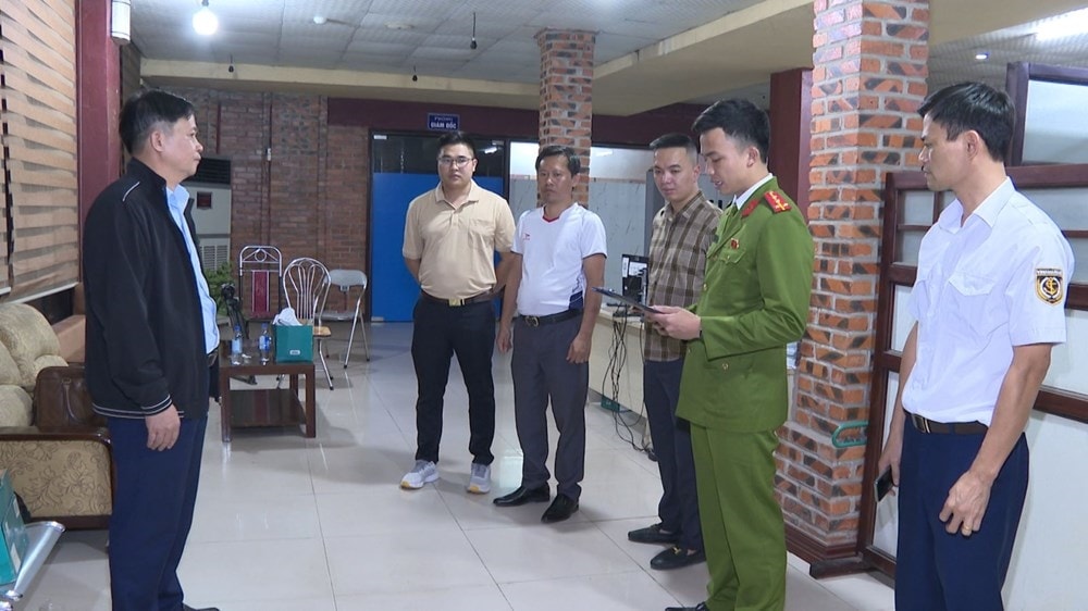 Cơ quan Cảnh sát điều tra Công an tỉnh Thanh Hóa thi hành lệnh khám xét nơi làm việc của ông Nguyễn Xuân Sơn, Phó Giám đốc phụ trách Cảng vụ Hàng hải Thanh Hóa. Ảnh: Công an Thanh Hoá Cơ quan Cảnh sát điều tra Công an tỉnh Thanh Hóa thi hành lệnh khám xét nơi làm việc của ông Nguyễn Xuân Sơn, Phó Giám đốc phụ trách Cảng vụ Hàng hải Thanh Hóa. Ảnh: Công an Thanh Hoá