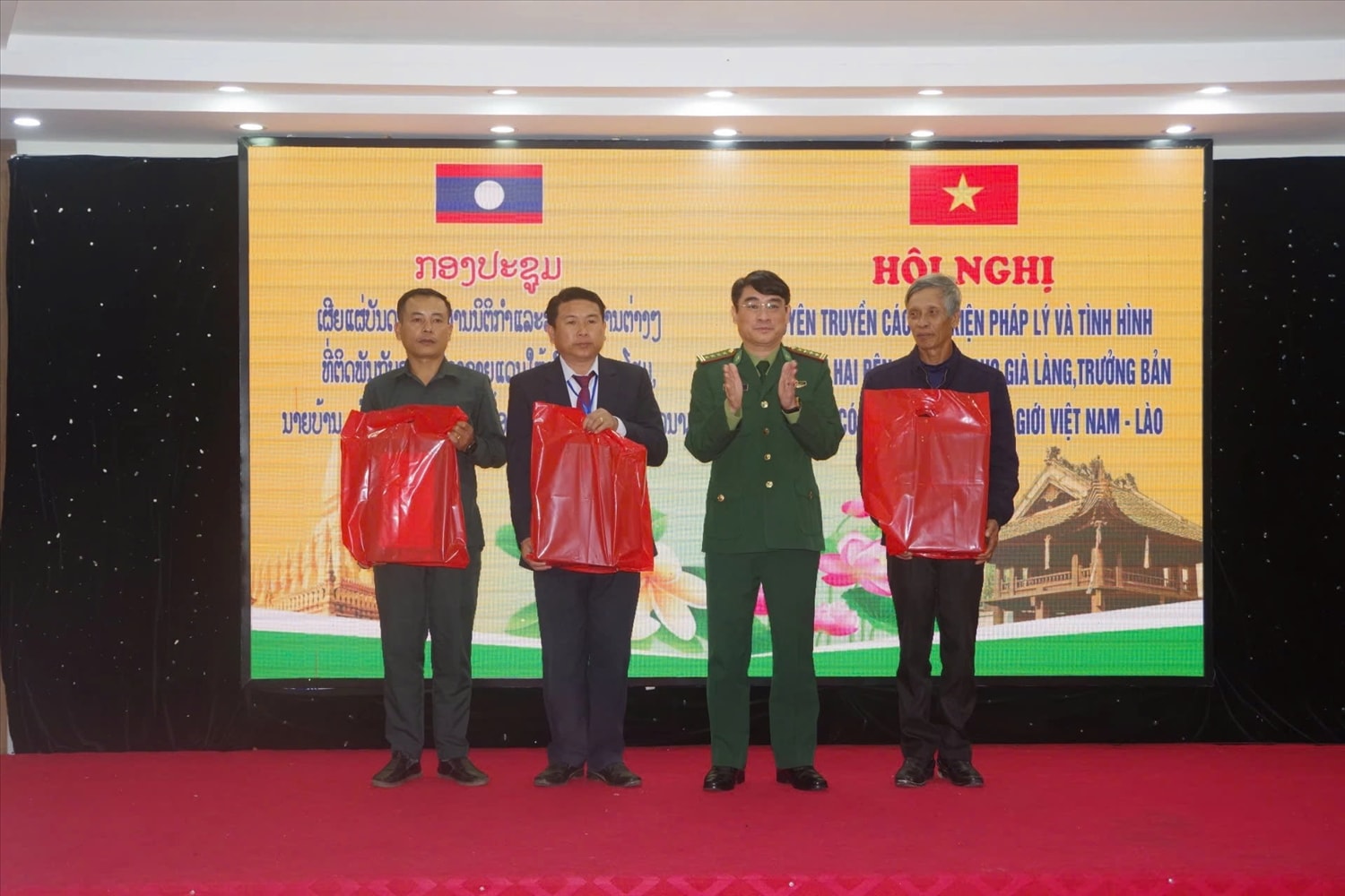 Ban Chỉ huy Bộ đội Biên phòng tỉnh Quảng Trị trao quà cho đại biểu tham dự Hội nghị (Ảnh: H.N)