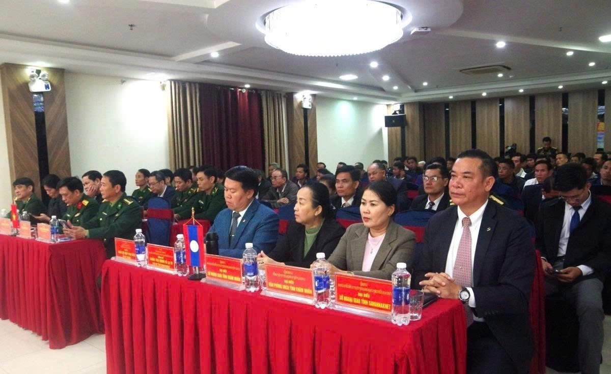  Tham dự hội nghị có 50 đại biểu là già làng, trưởng bản, Người có uy tín đến từ các xã biên giới tỉnh Quảng Trị (Việt Nam) và các tỉnh Khăm Muồn, Savannakhet (Lào). Ảnh: T. H