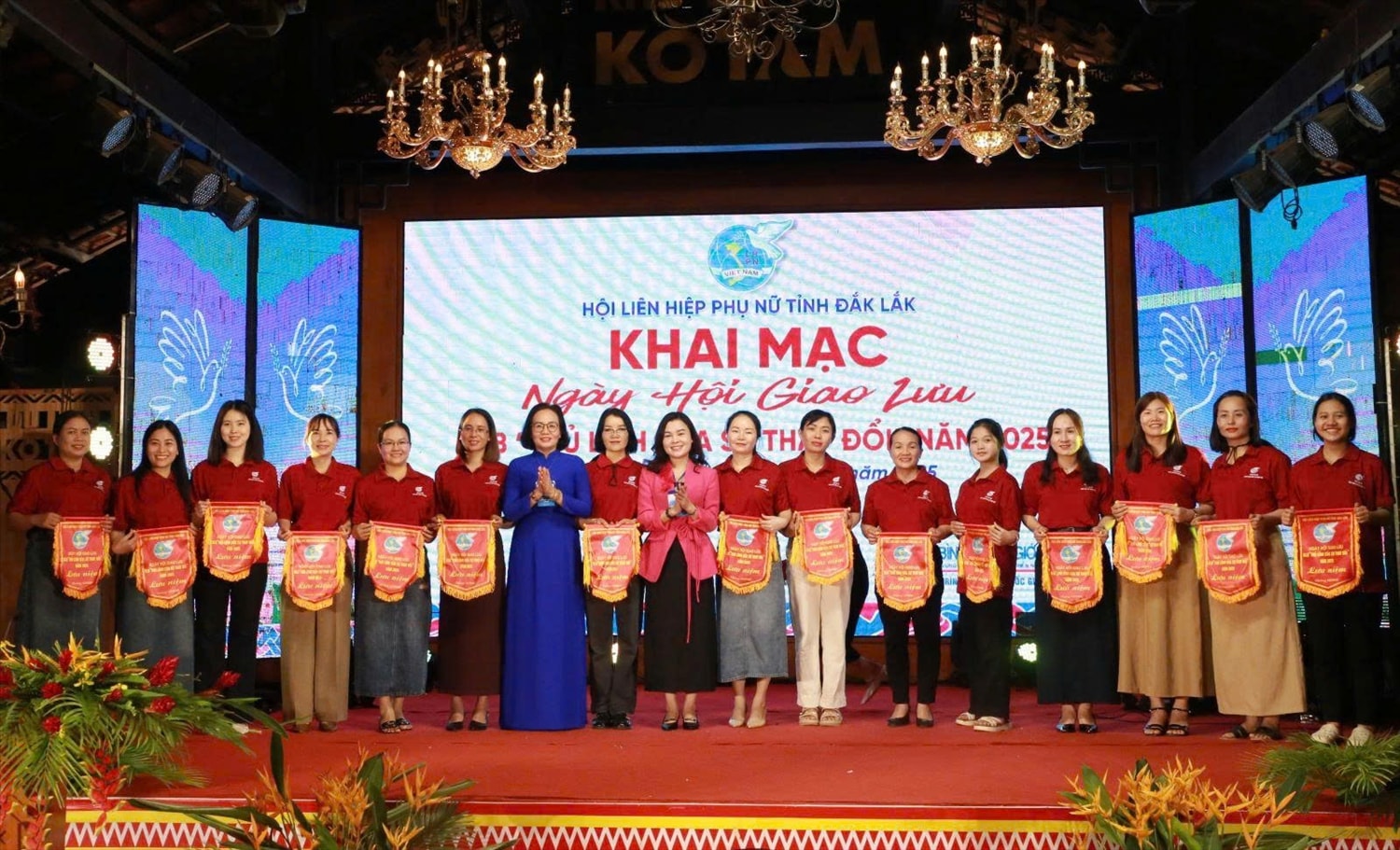 Đại diện Hội LHPN tỉnh Đắk Lắk trao cờ lưu niệm cho các Câu lạc bộ tham gia ngày hội