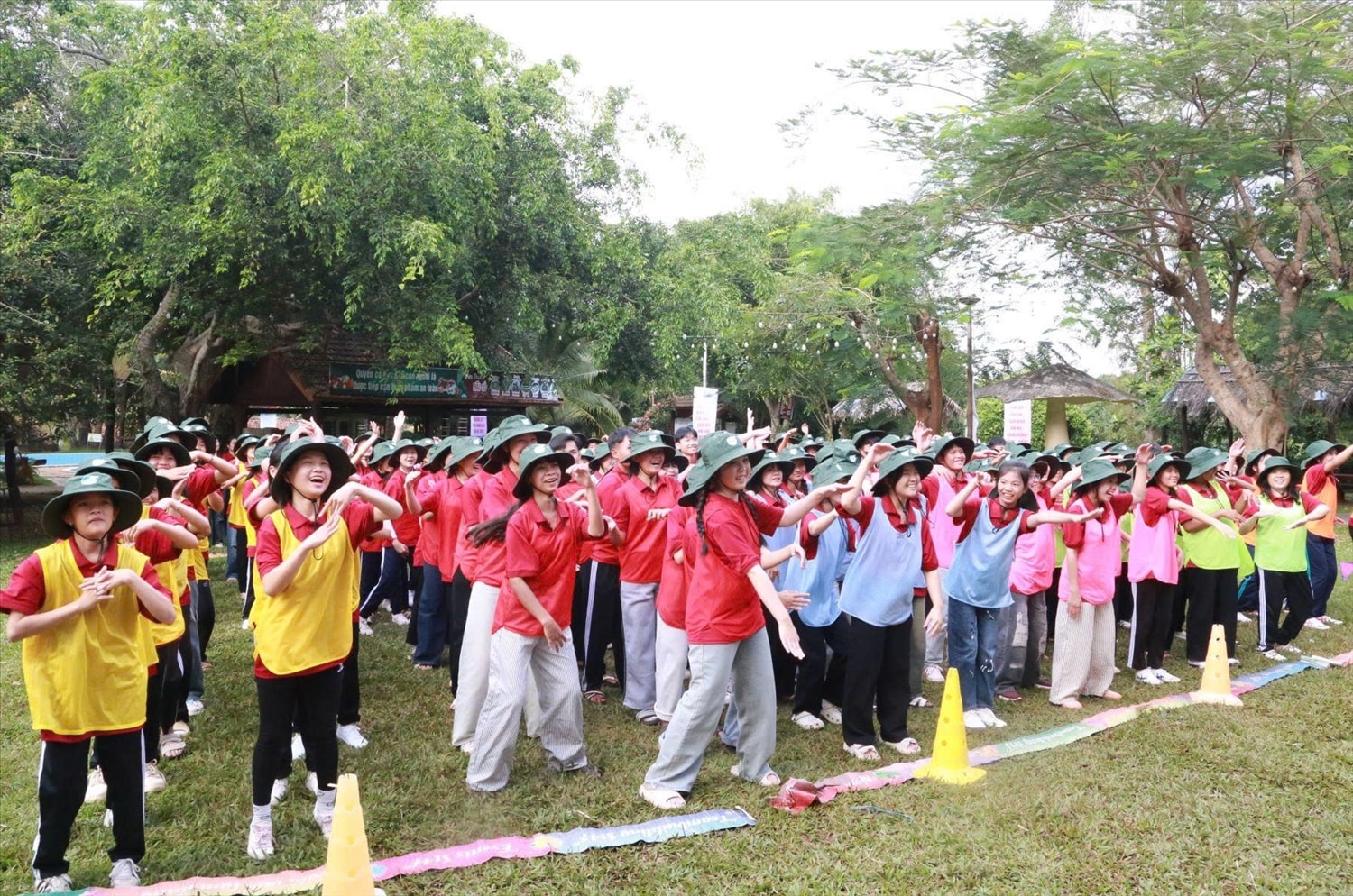 Thành viên các CLB “Thủ lĩnh của sự thay đổi” tham gia các trò chơi