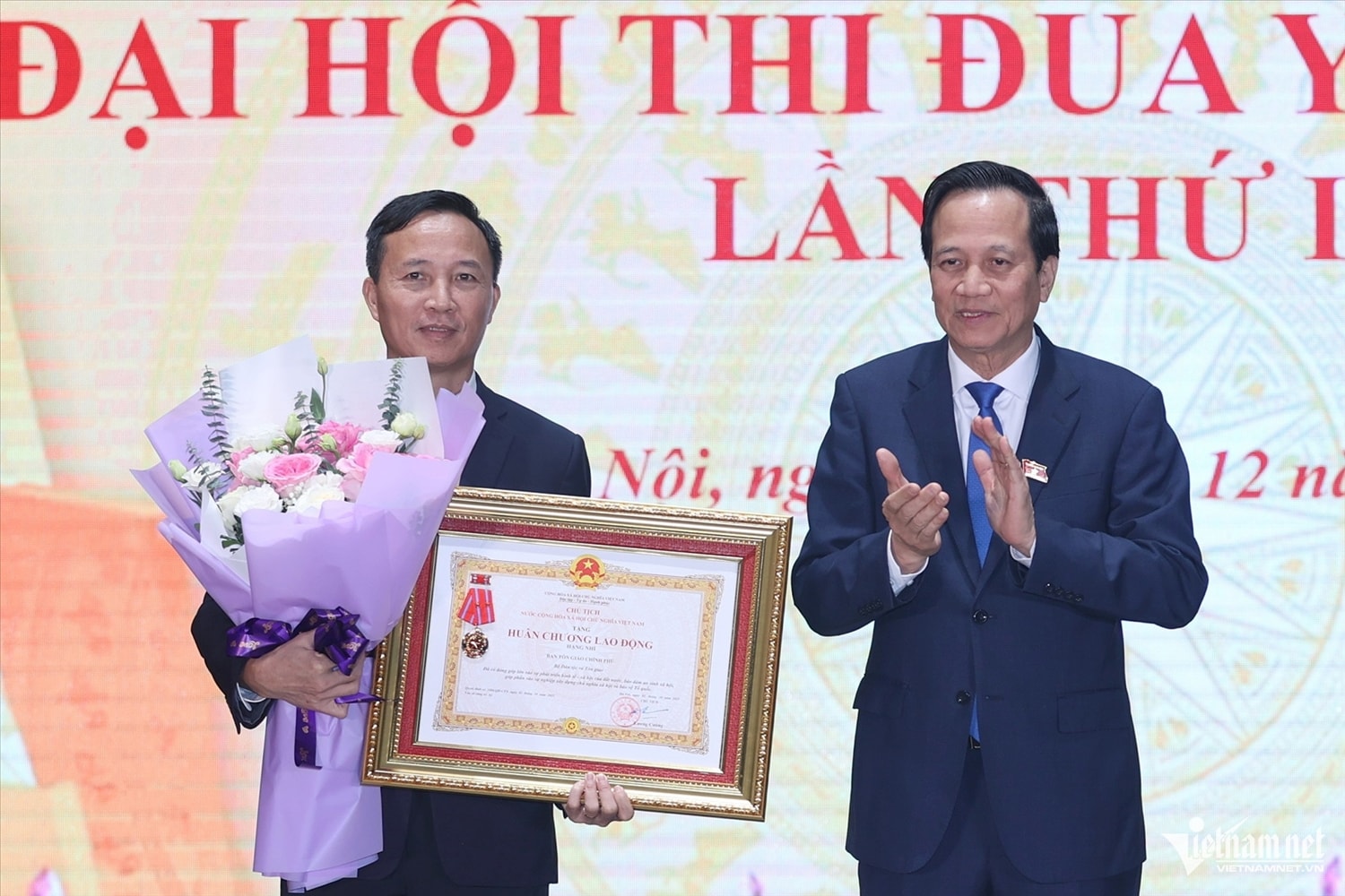 Bộ trưởng Đào Ngọc Dung trao tặng Huân chương Lao động hạng Nhì cho tập thể Ban Tôn giáo Chính phủ
