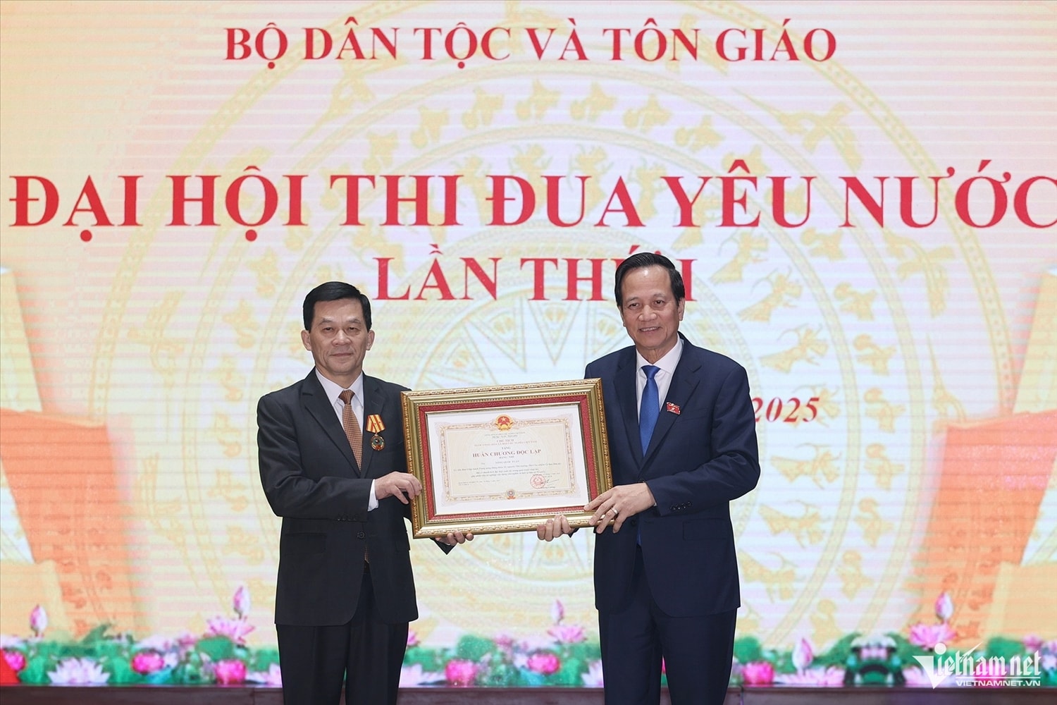 Bộ trưởng Đào Ngọc Dung trao tặng Huân chương Độc lập hạng Nhì cho ông Nông Quốc Tuấn, nguyên Ủy viên BCH Trung ương Đảng khóa 11, nguyên Thứ trưởng, Phó Chủ nhiệm Ủy ban Dân tộc