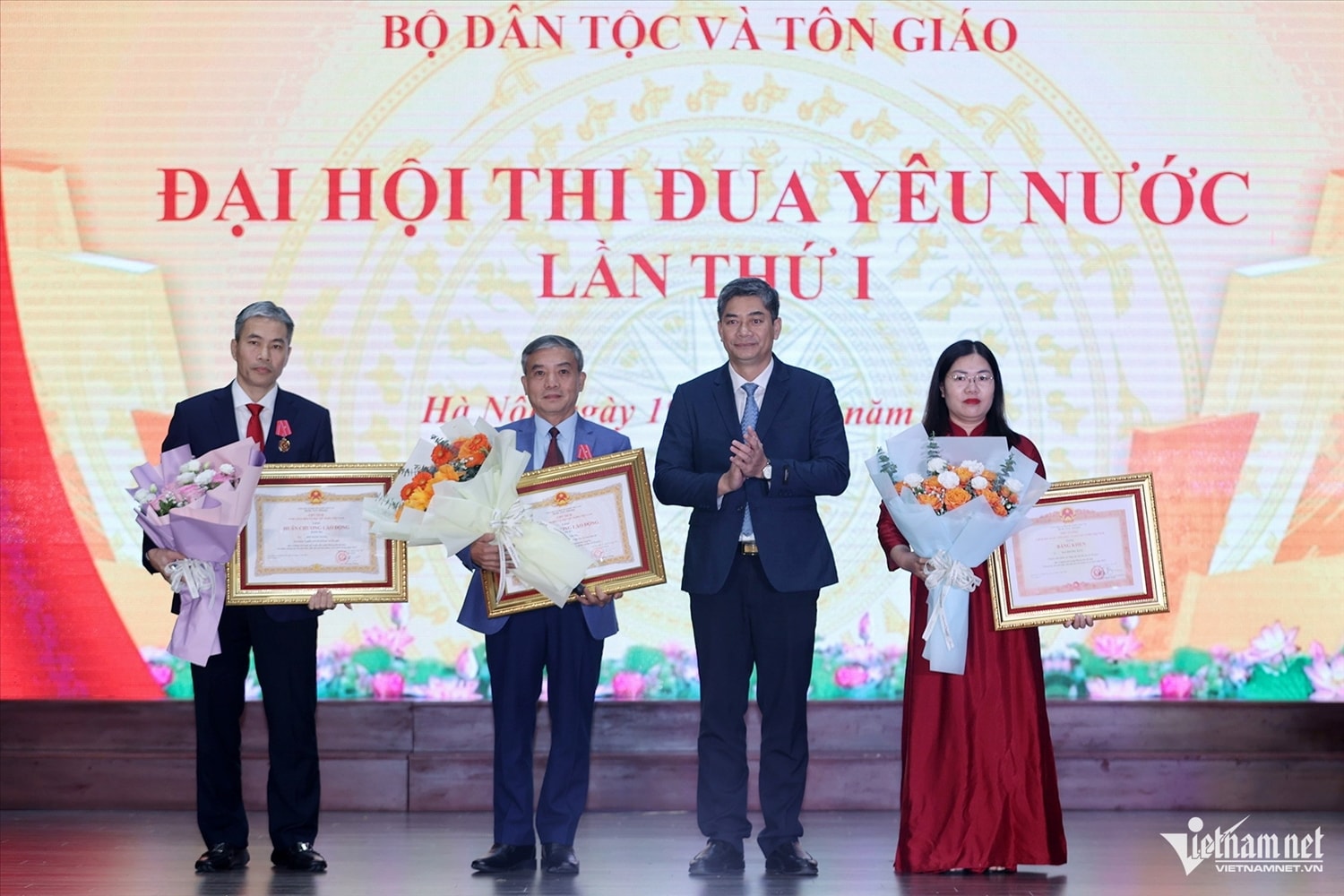 Thứ trưởng Y Vinh Tơr trao tặng Huân chương Lao động hạng Ba cho ông Phạm Chí Trung, nguyên Phó Vụ trưởng Vụ Chính sách dân tộc, Ủy ban Dân tộc, và ông Phí Mạnh Thắng, Vụ trưởng Vụ Pháp chế, Bộ Dân tộc và Tôn giáo; trao tặng Bằng khen của Thủ tướng Chính phủ cho bà Mai Phương Bằng, chuyên viên chính Vụ Pháp chế