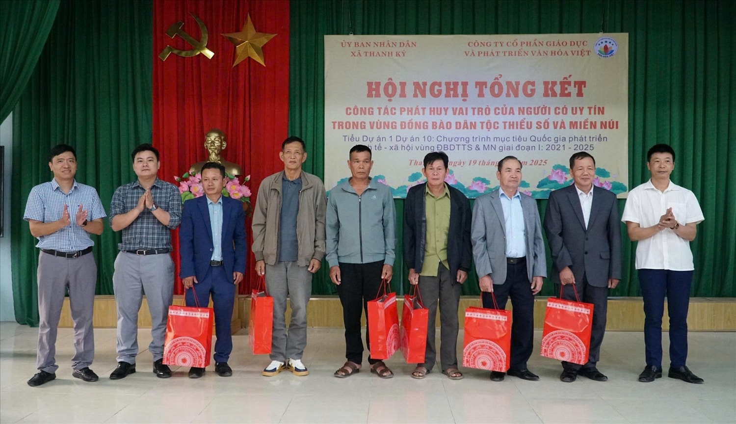 Lãnh đạo xã Thanh Kỳ trao quà cho các cá nhân điển hình tiên tiến, Người có uy tín Lãnh đạo xã Thanh Kỳ trao quà cho các cá nhân điển hình tiên tiến, Người có uy tín