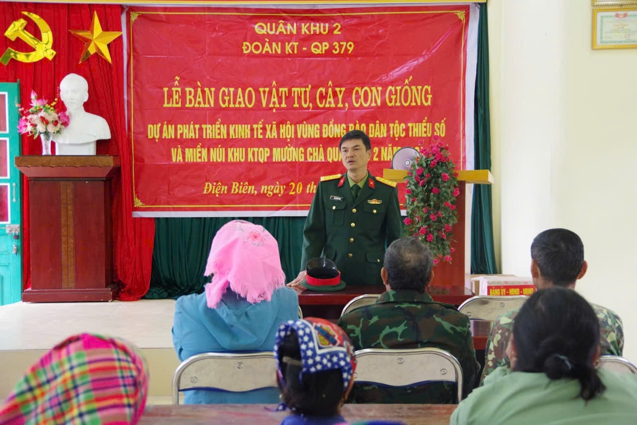 Đoàn Kinh tế- Quốc phòng 379 bàn giao giống  cây trồng, vật tư cho người dân xã Si Pa Phìn, tỉnh Điện Biên để phát triển sản xuất