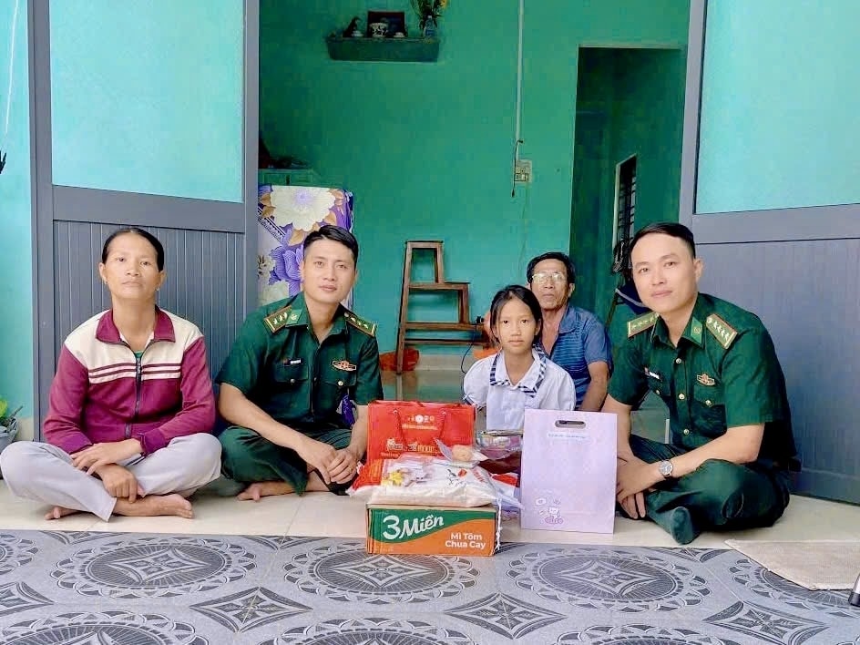Cán bộ, chiến sĩ Đồn Biên phòng Nhơn Châu hỗ trợ, động viên em Viên tiếp tục học tập tốt, tự tin thực hiện ước mơ của mình