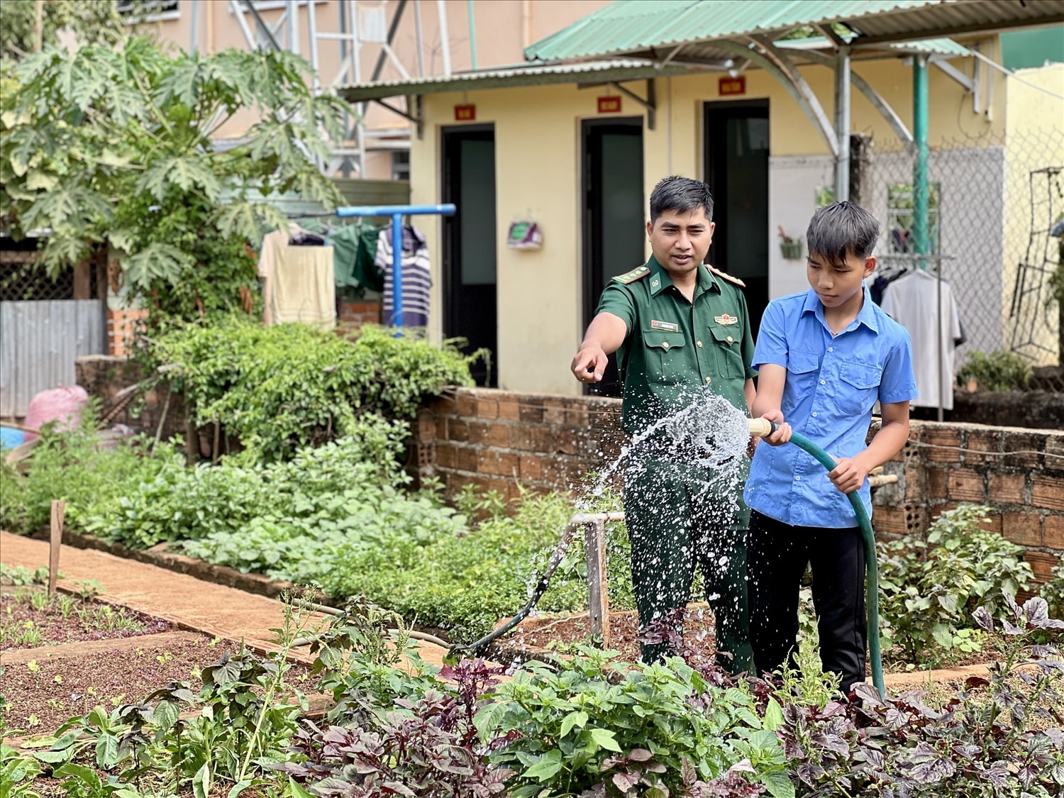 Ngoài việc học tập, em Rơ Châm Trí Nguyễn (xã Ia Pnôn) còn giúp các 