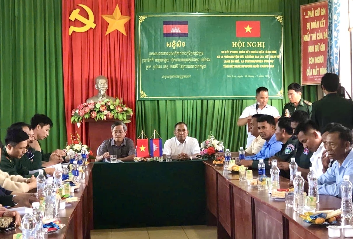 Hội nghị sơ kết phong trào kết nghĩa giữa làng Bua (xã Ia Pnôn, tỉnh Gia Lai) với làng Bó Nhỏ (xã Oyatung, huyện Oyadav, tỉnh Ratanakiri)