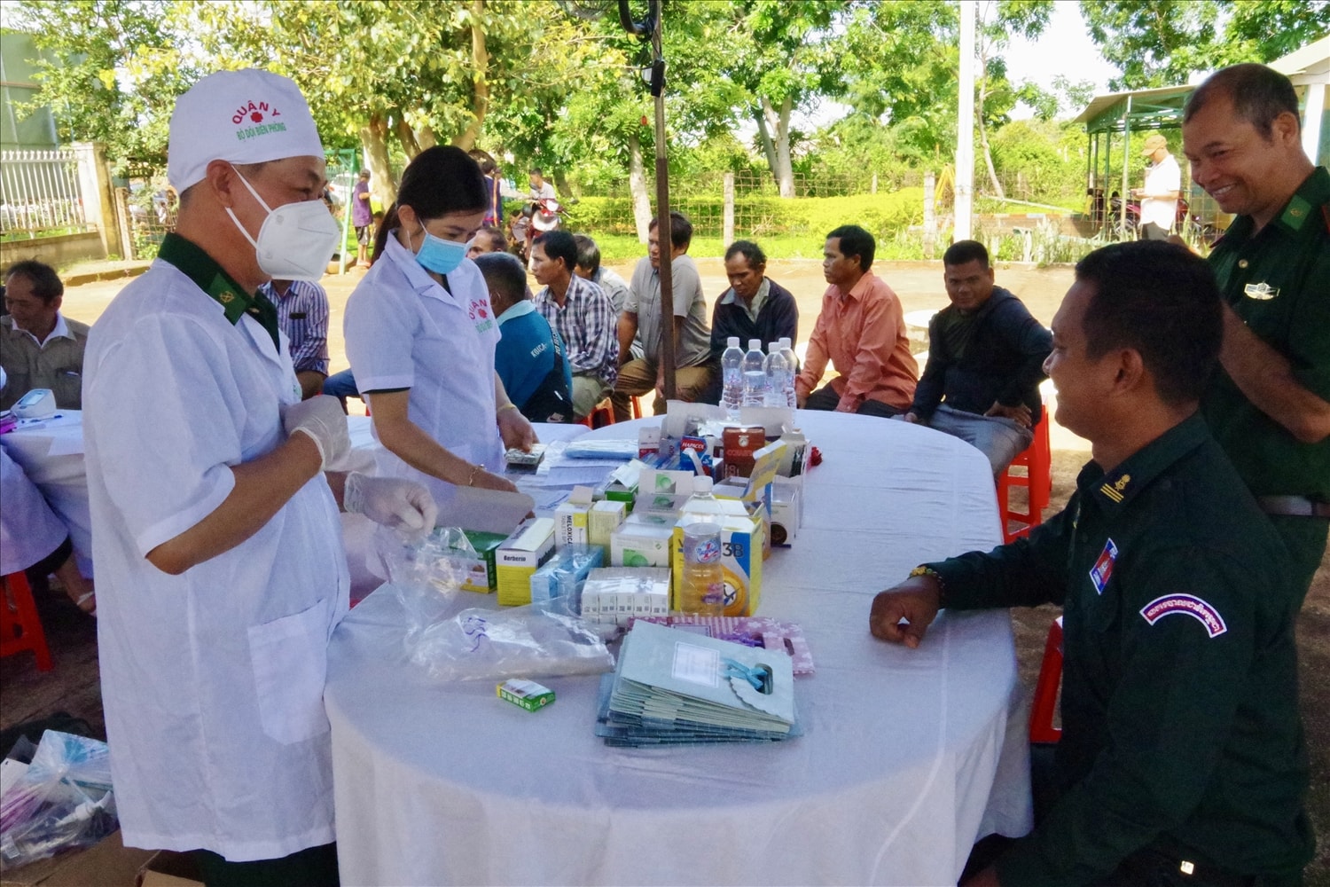 Bộ đội Biên phòng Gia Lai đã tổ chức đoàn y - bác sĩ khám bệnh, cấp thuốc miễn phí cho cán bộ, người dân xã Pó Nhầy, huyện Oyadav,  tỉnh Ratanakiri