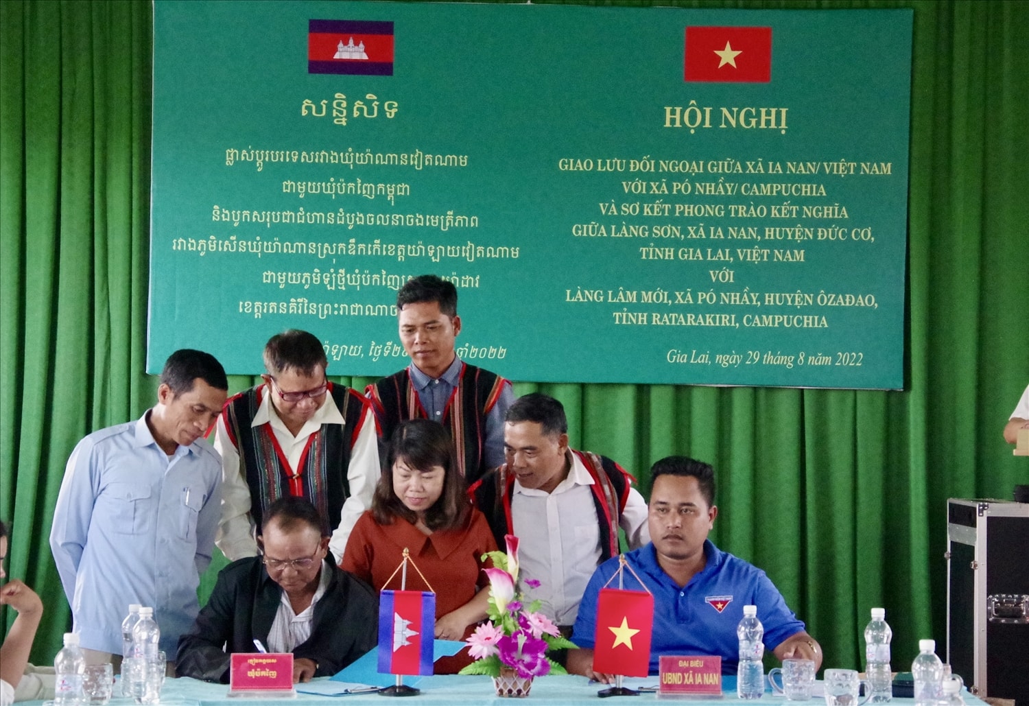 Chính quyền xã Ia Nan, tỉnh Gia Lai, Việt Nam và chính quyền xã Pó Nhầy, huyện Oyadav, tỉnh Ratanakiri, Vương quốc Campuchia tổ chức Hội nghị đối ngoại nhân dân và sơ kết việc kết nghĩa giữa làng Sơn (xã Ia Nan) và làng Lâm (xã Pó Nhầy)