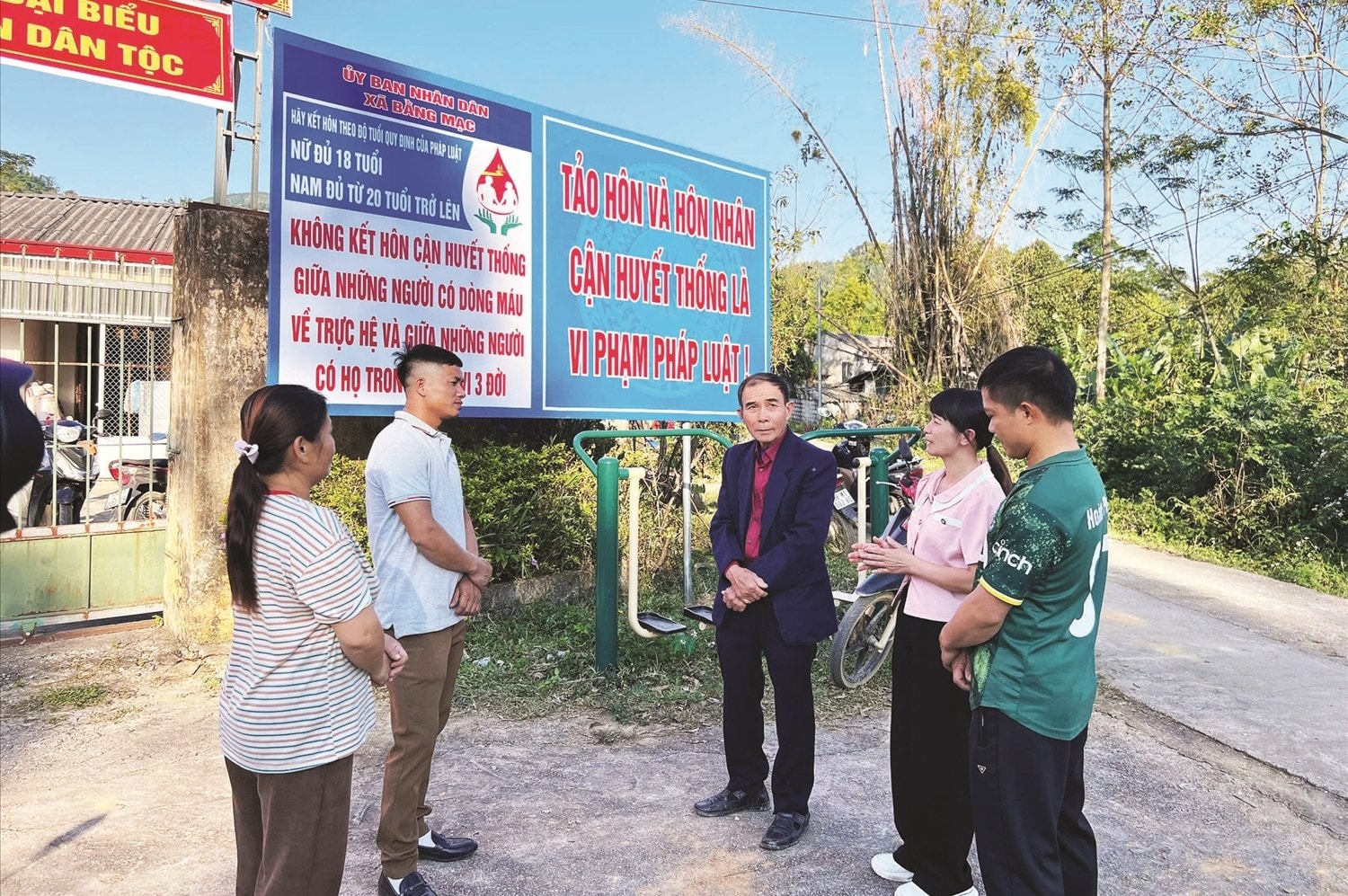 Ông Hoàng Ngọc Xuyên (người ở giữa) cùng các thành viên trong thôn thường xuyên tuyên truyền, vận động người dân chấp hành tốt các chủ trương của Đảng, chính sách, pháp luật của Nhà nước
