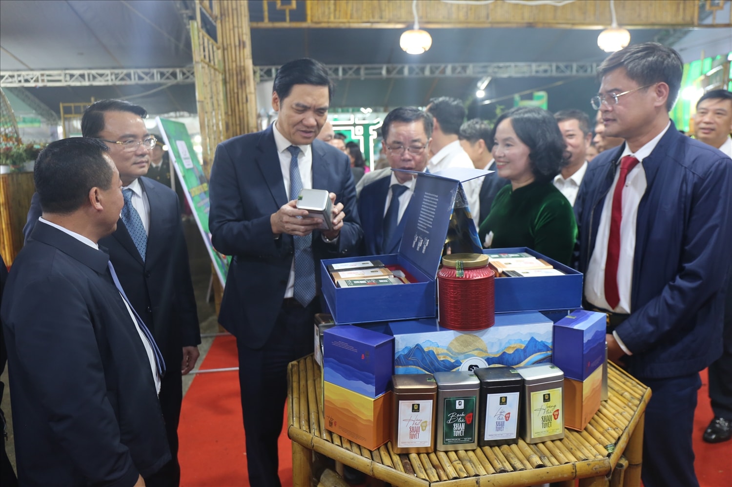 Lãnh đạo tỉnh Nghệ An tham quan các sản phẩm nông nghiệp ứng dụng công nghệ cao của tỉnh, trưng bày tại sự kiện kết nối cung cầu, quảng bá các sản phẩm nông nghiệp tỉnh Nghệ An năm 2025