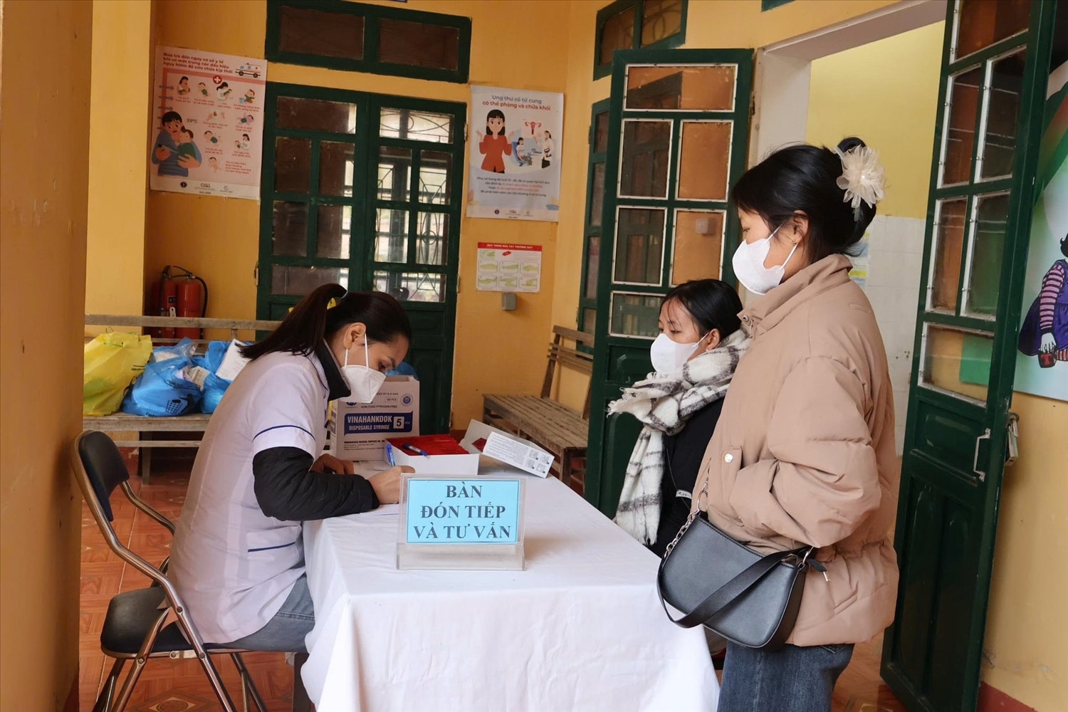 Cán bộ y tế tư vấn sức khỏe và tuyên truyền kiến thức phòng, chống tảo hôn, hôn nhân cận huyết thống cho học sinh.