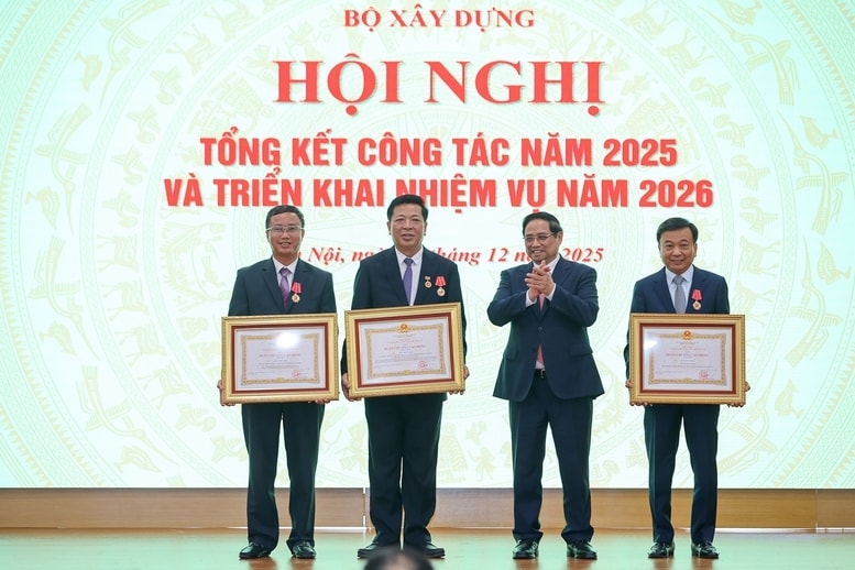 Thủ tướng Chính phủ Phạm Minh Chính trao tặng Huân chương Lao động các hạng cho các Lãnh đạo Bộ Xây dựng - Ảnh: VGP/Nhật Bắc