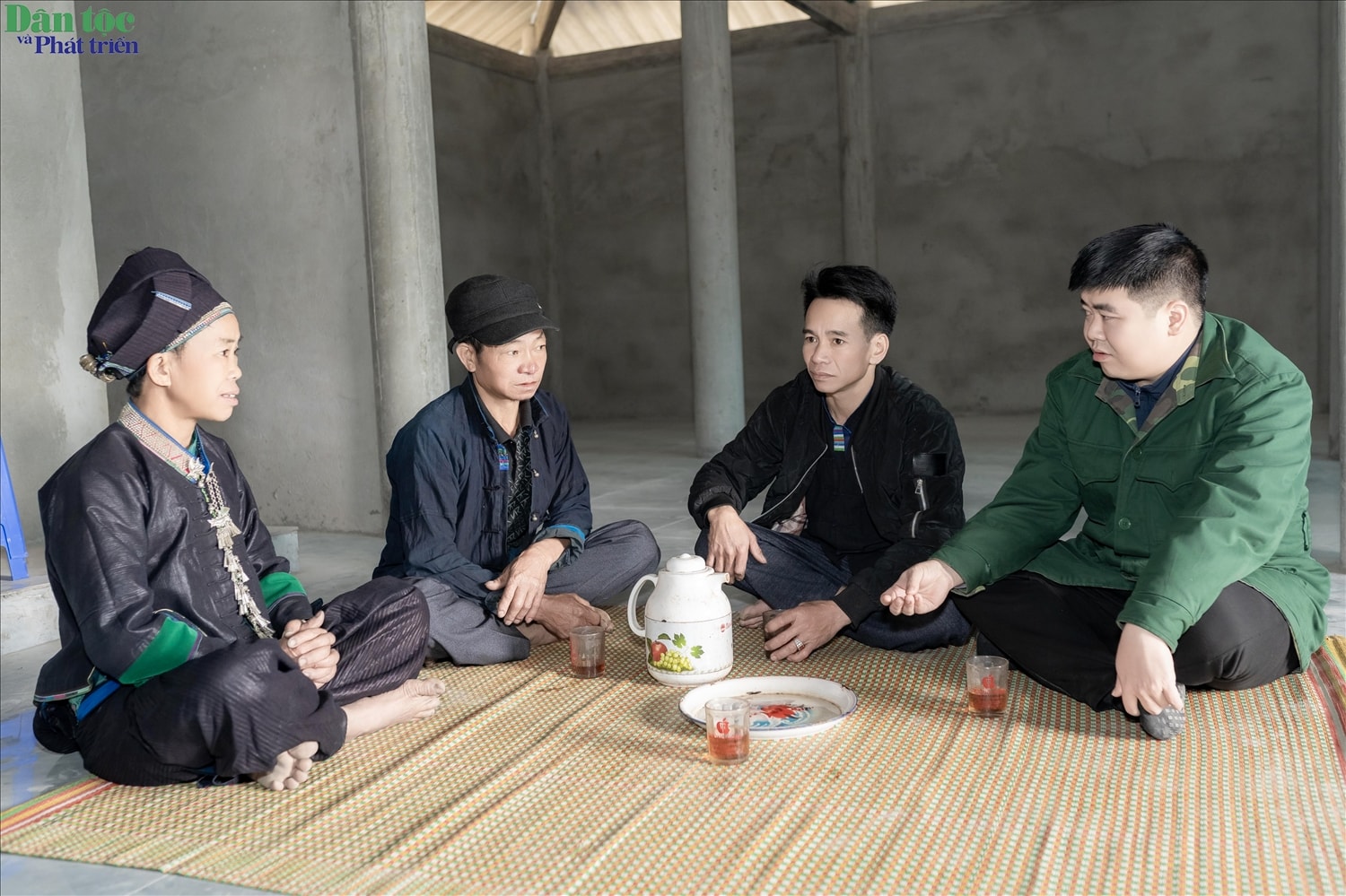 Anh Tải Sào Sài (thứ 2 từ trái sáng): Có nhà kiên cố theo đúng kiến trúc truyền thống, nền xi măng sạch sẽ, tôi thấy cuộc sống thay đổi hẳn
