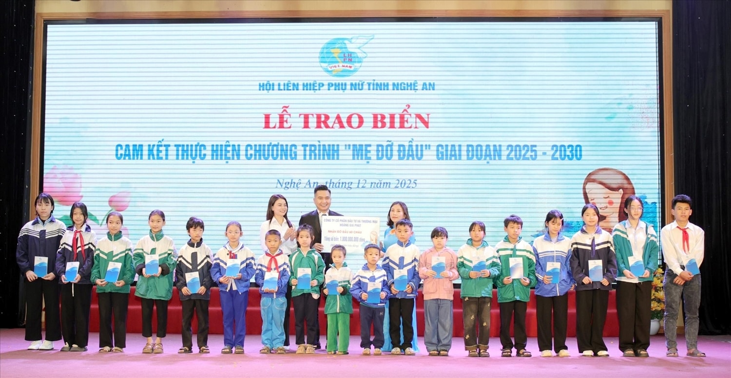 Đại diện các doanh nghiệp, tập thể tiêu biểu trao biển hỗ trợ thực hiện chương trình Mẹ đỡ đầu giai đoạn 2025 - 2030