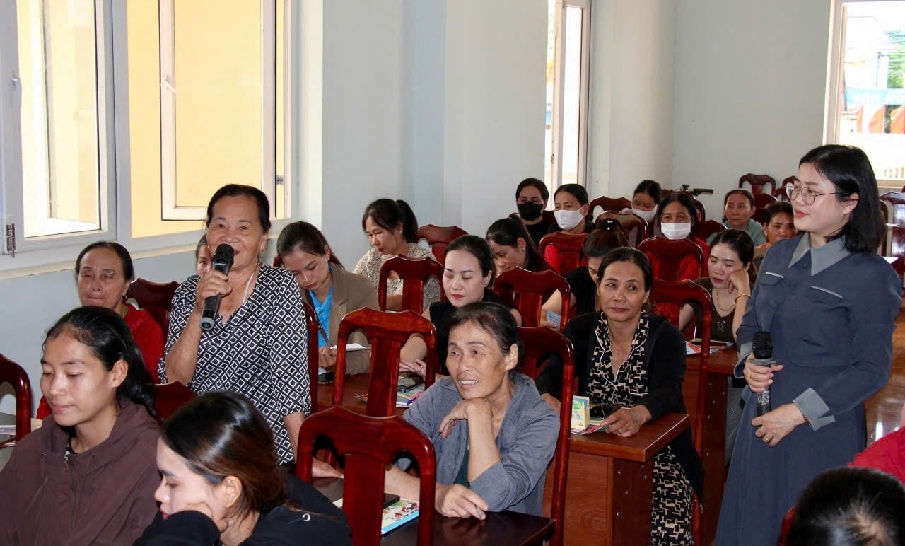 Hội LHPN tổ chức tập huấn cho cán bộ cơ sở, thành viên tổ truyền thông cộng đồng, câu lạc bộ và người dân
