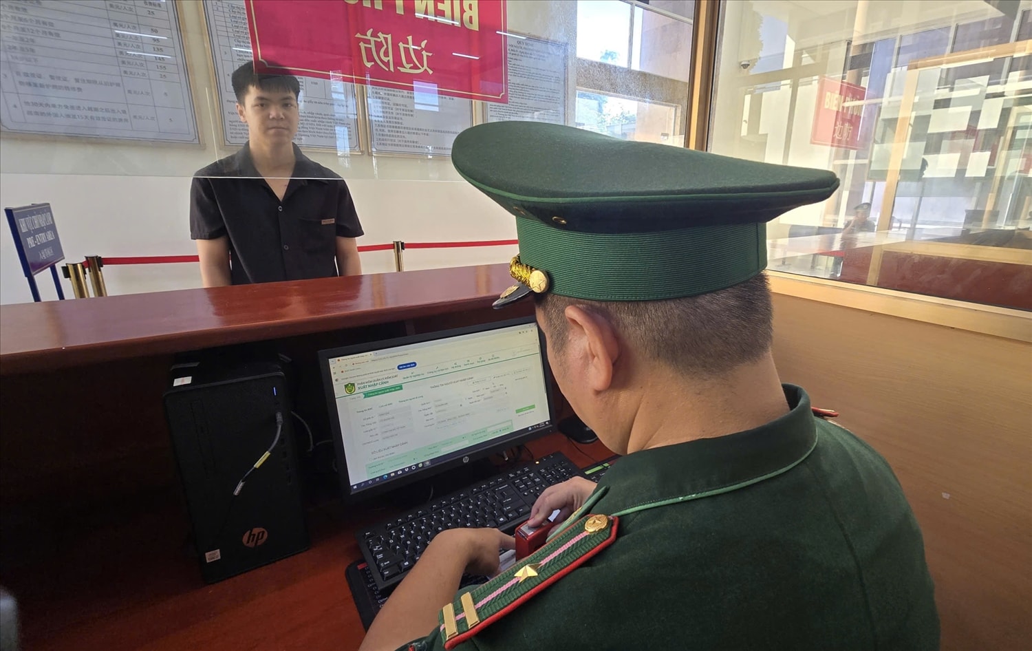 Song song với việc thông thoáng thủ tục, công tác đảm bảo an ninh vẫn được siết chặt. Ảnh: Mỹ Dung Song song với việc thông thoáng thủ tục, công tác đảm bảo an ninh vẫn được siết chặt. Ảnh: Mỹ Dung