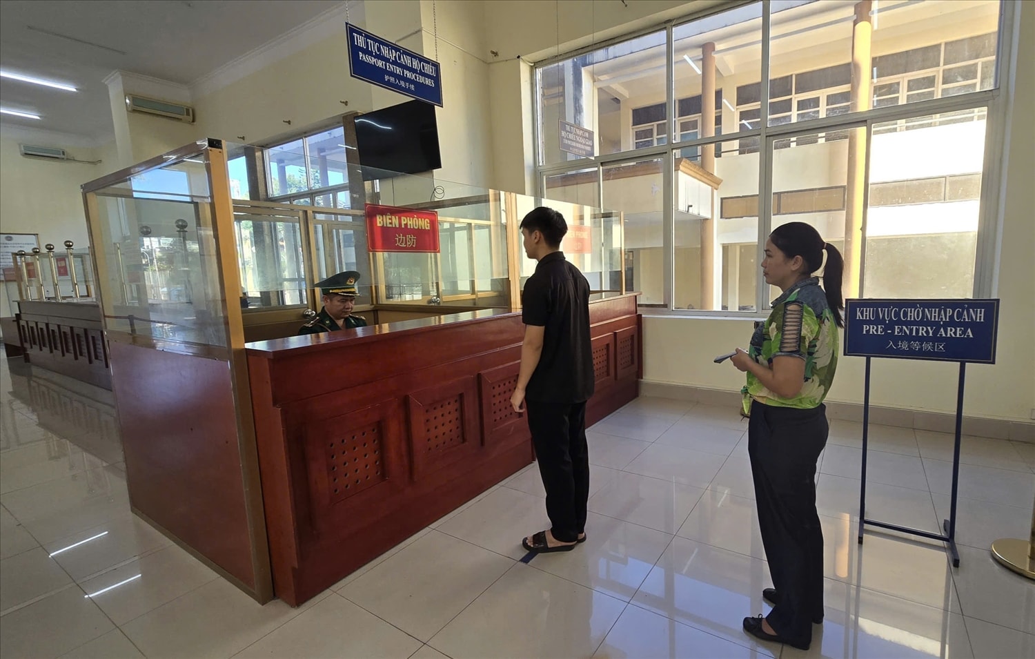 Người dân làm thủ tục nhập cảnh tại Trạm Biên phòng Cửa khẩu Hoành Mô. Ảnh: Mỹ Dung Người dân làm thủ tục nhập cảnh tại Trạm Biên phòng Cửa khẩu Hoành Mô. Ảnh: Mỹ Dung