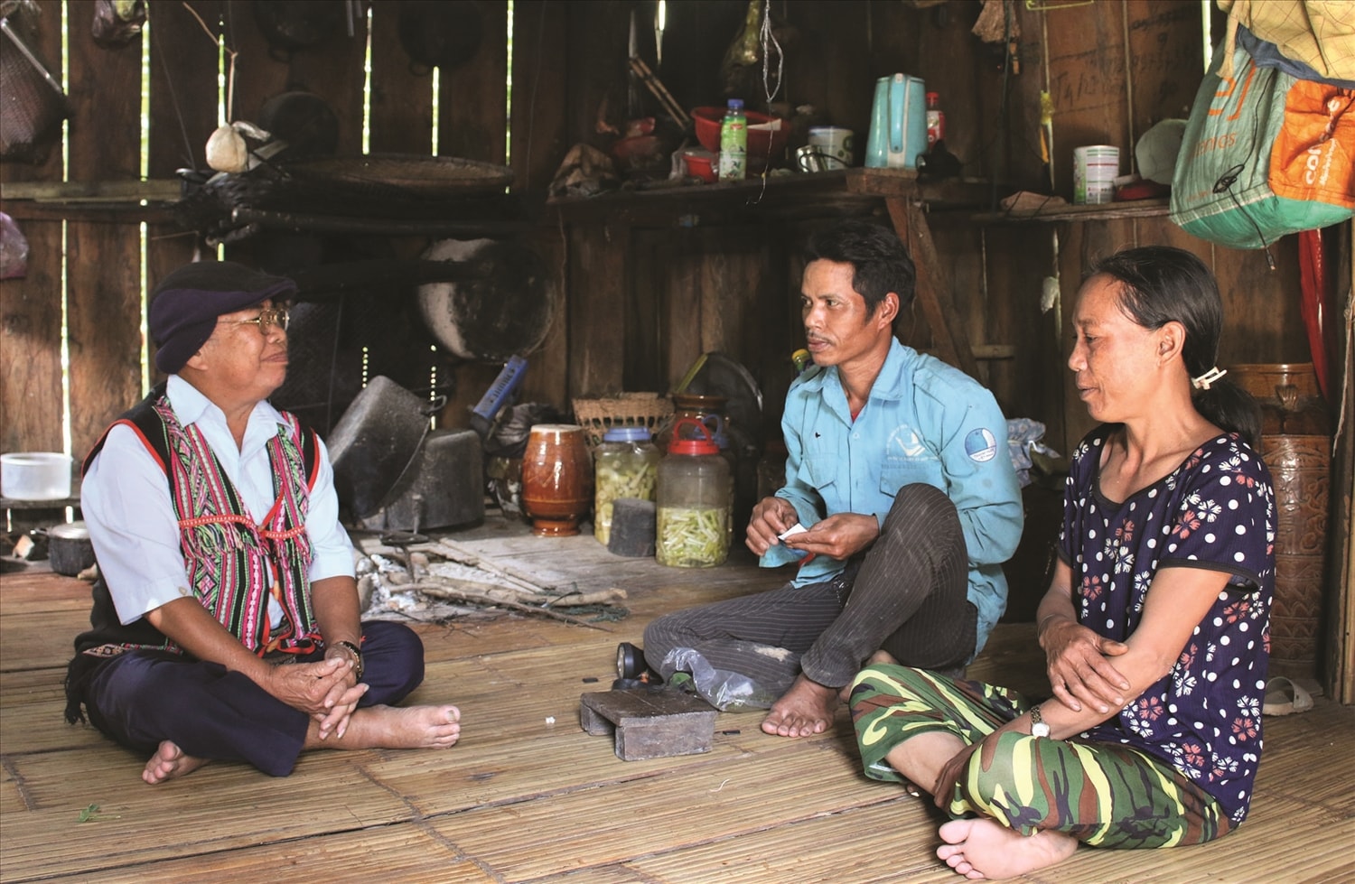 Già làng A Jring Đeng thường xuyên đến từng nhà tuyên truyền, vận động bà con thay đổi  nếp nghĩ, cách làm để có cuộc sống tốt hơn