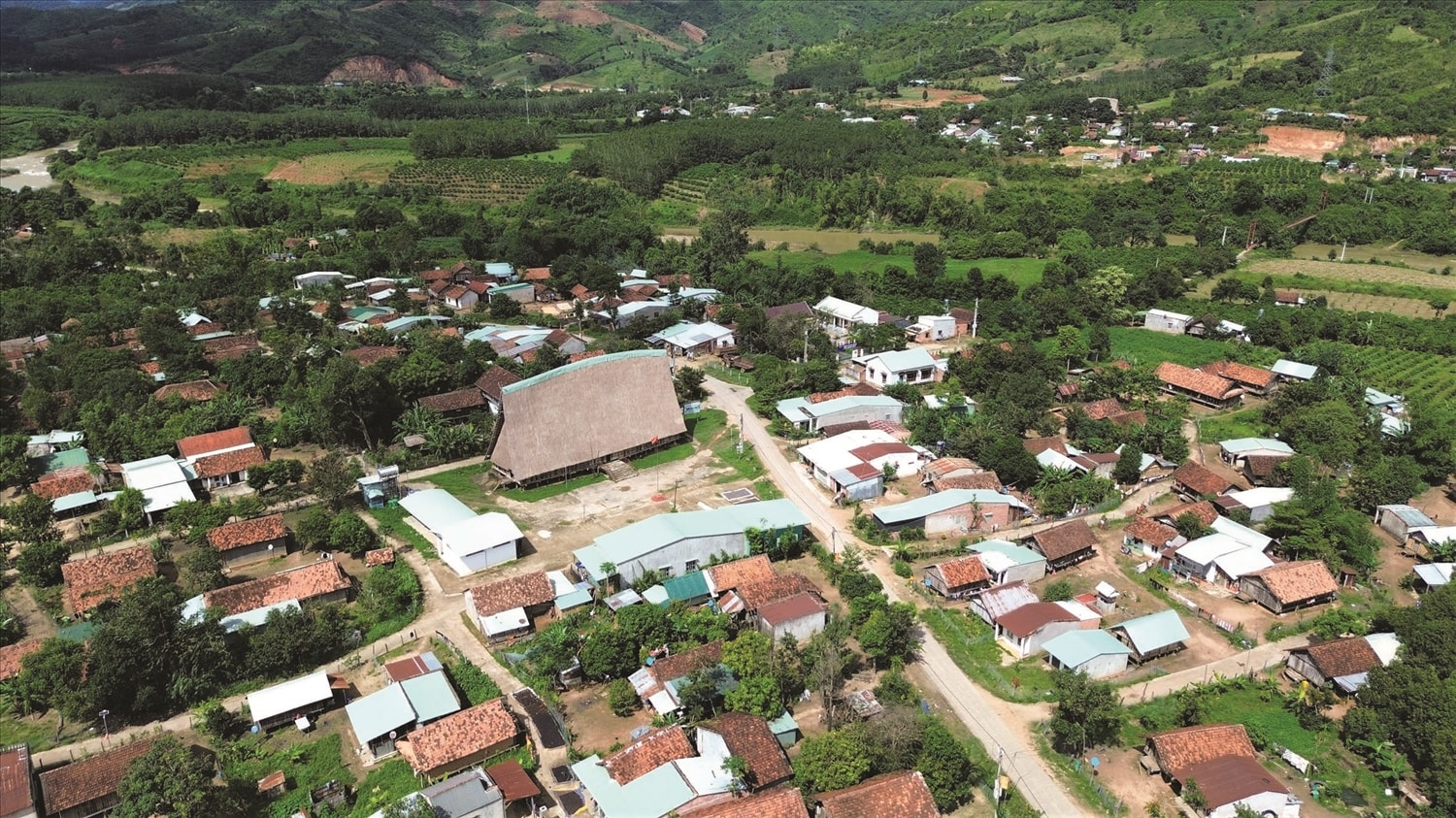 Làng Kon Brăp Ju vẫn giữ được nét đẹp hoang sơ và không gian văn hóa truyền thống đặc sắc của người Ba Na
