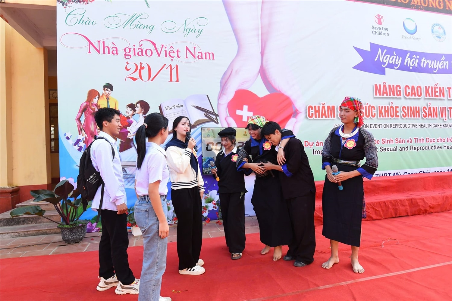 Hoạt động ngoại khóa giúp các em học sinh hiểu về tác hại của tảo hôn và hôn nhân cận huyết của Trường THPT Mù Cang Chải 