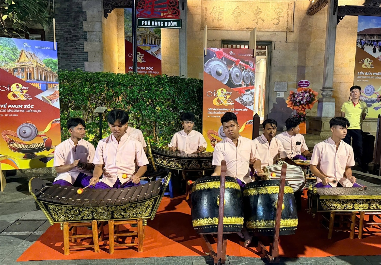 Dàn nhạc Ngũ âm Khmer biểu diễn tại Hà Nội Dàn nhạc Ngũ âm Khmer biểu diễn tại Hà Nội