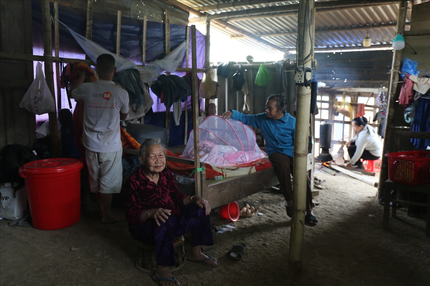 Bị lũ cuốn trôi nhà, gia đình bà Lê Thị Quế ở bản Thạch Dương, xã Tương Dương mong chờ an cư trong căn nhà tạm ven sông