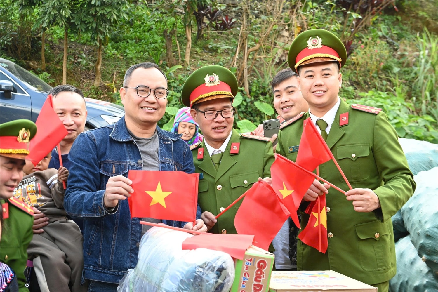 Đại diện Đoàn thiện nguyện và lãnh đạo xã Pa Tần trong niềm vui Chương trình “Nhuộm đỏ vùng biên”.