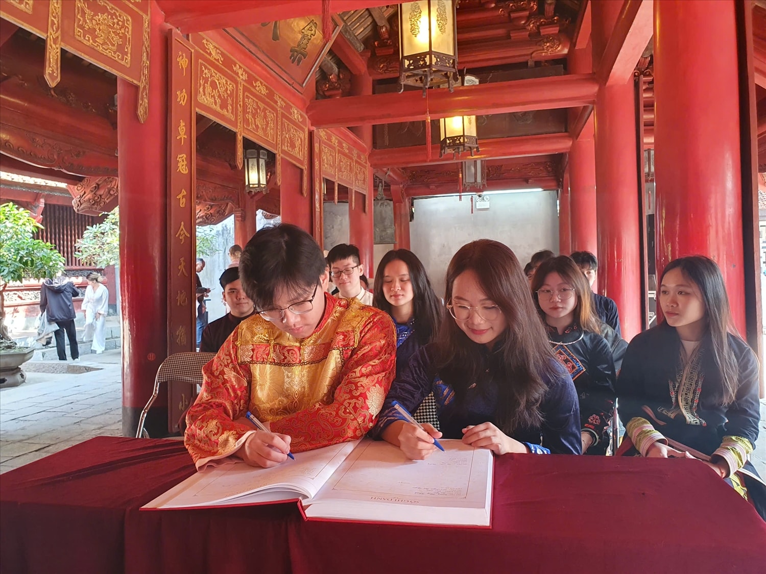 Học sinh, sinh viên được vinh danh tại Lễ Tuyên dương học sinh, sinh viên, thanh niên DTTS năm 2024 ghi sổ vàng tại Văn Miếu - Quốc Tử Giám