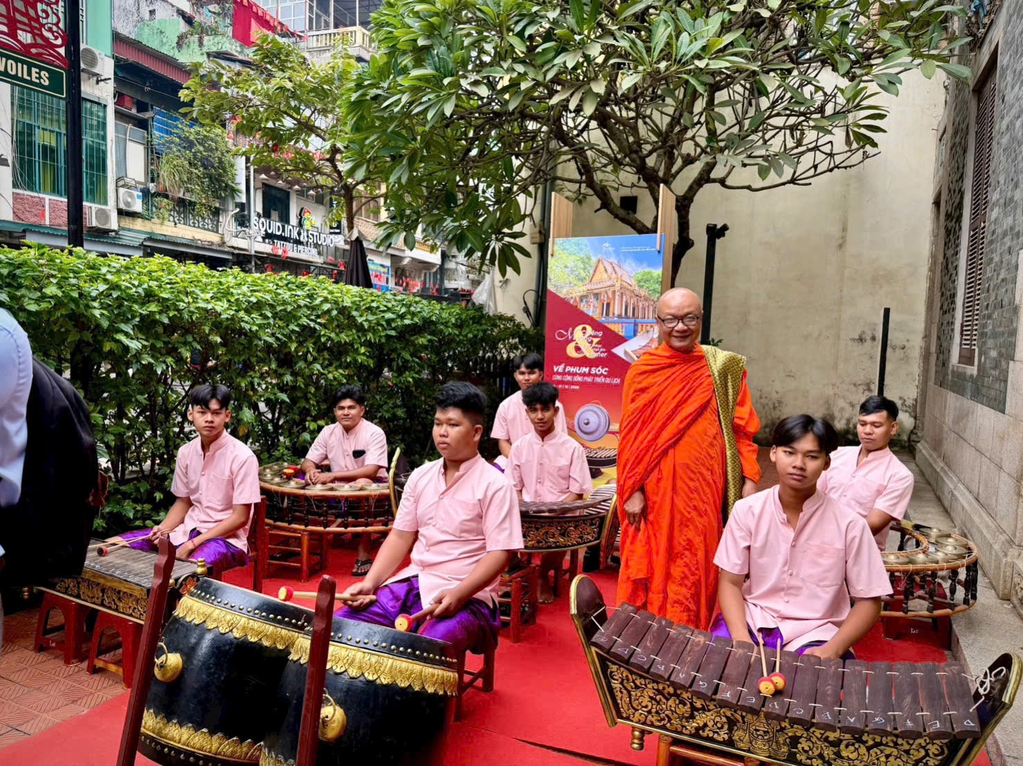 Thượng tọa Lý Hùng, Trụ trì Chùa Piti Khôsa Răngsây cùng đoàn nhạc Ngũ âm trình diễn tại Hà Nội Thượng tọa Lý Hùng, Trụ trì Chùa Piti Khôsa Răngsây cùng đoàn nhạc Ngũ âm trình diễn tại Hà Nội
