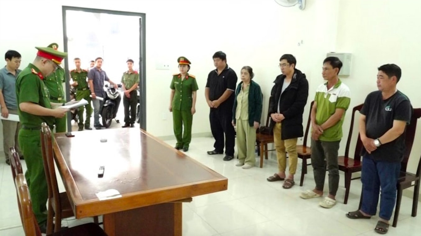 Lực lượng chức năng đăng đọc lệnh khởi tố bắt tạm giam các bị can. (Ảnh: Công an cung cấp) 