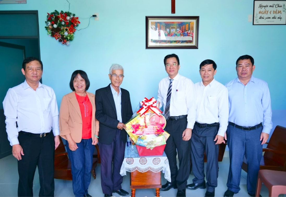 Ông Nguyễn Long Biên, Phó Chủ tịch thường trực UBND tỉnh Khánh Hoà tặng quà, chúc mừng Nhà thờ Giáo xứ Triệu Phong (xã Ninh Sơn). (Ảnh: T.X)