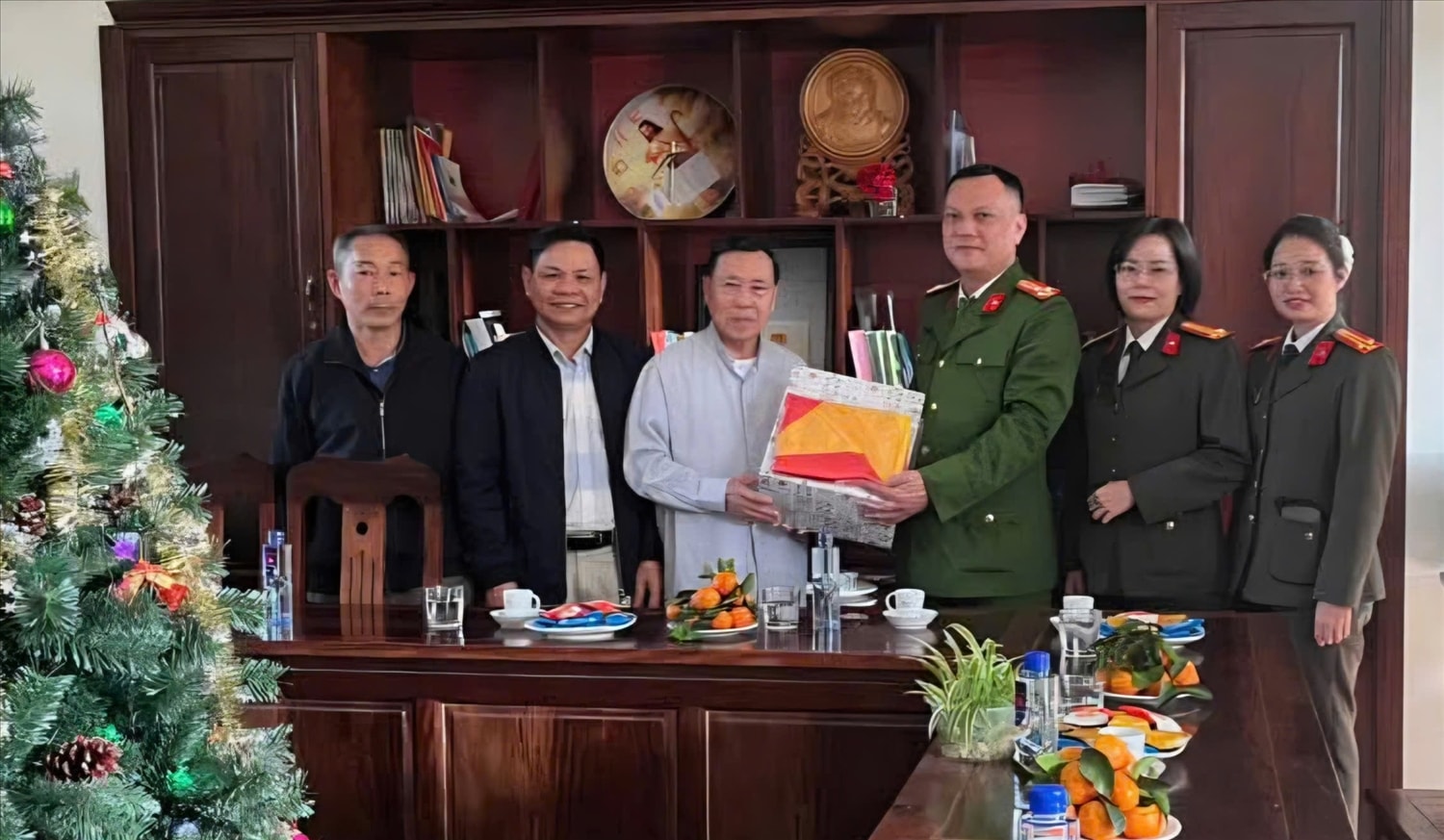 Công an phường Cam Đường trao tặng cờ Tổ quốc cho 02 Giáo họ trên địa bàn nhân dịp Giáng sinh 2025 (ảnh Trọng Bảo)