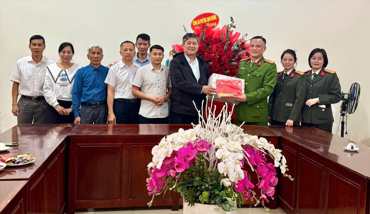 Công an phường Cam Đường trao tặng cờ Tổ quốc cho Giáo họ trên địa bàn nhân dịp Giáng sinh 2025. (Ảnh: Trọng Bảo)