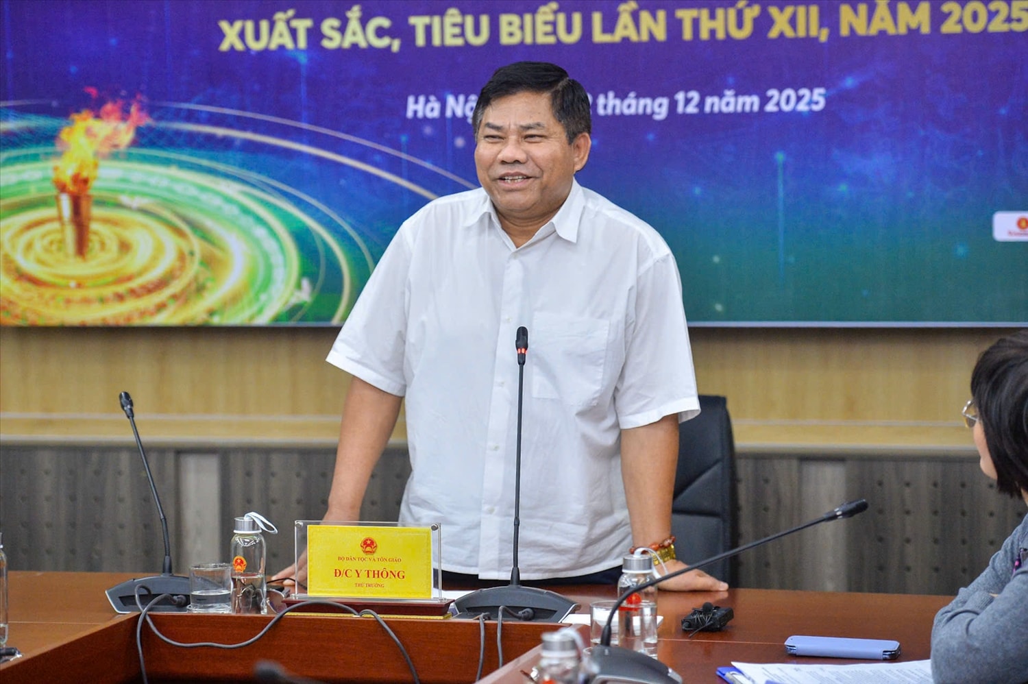 Thứ trưởng Bộ Dân tộc và Tôn giáo Y Thông chia sẻ tại buổi gặp mặt báo chí thông tin về Lễ tuyên dương. Ảnh: Thế Bằng