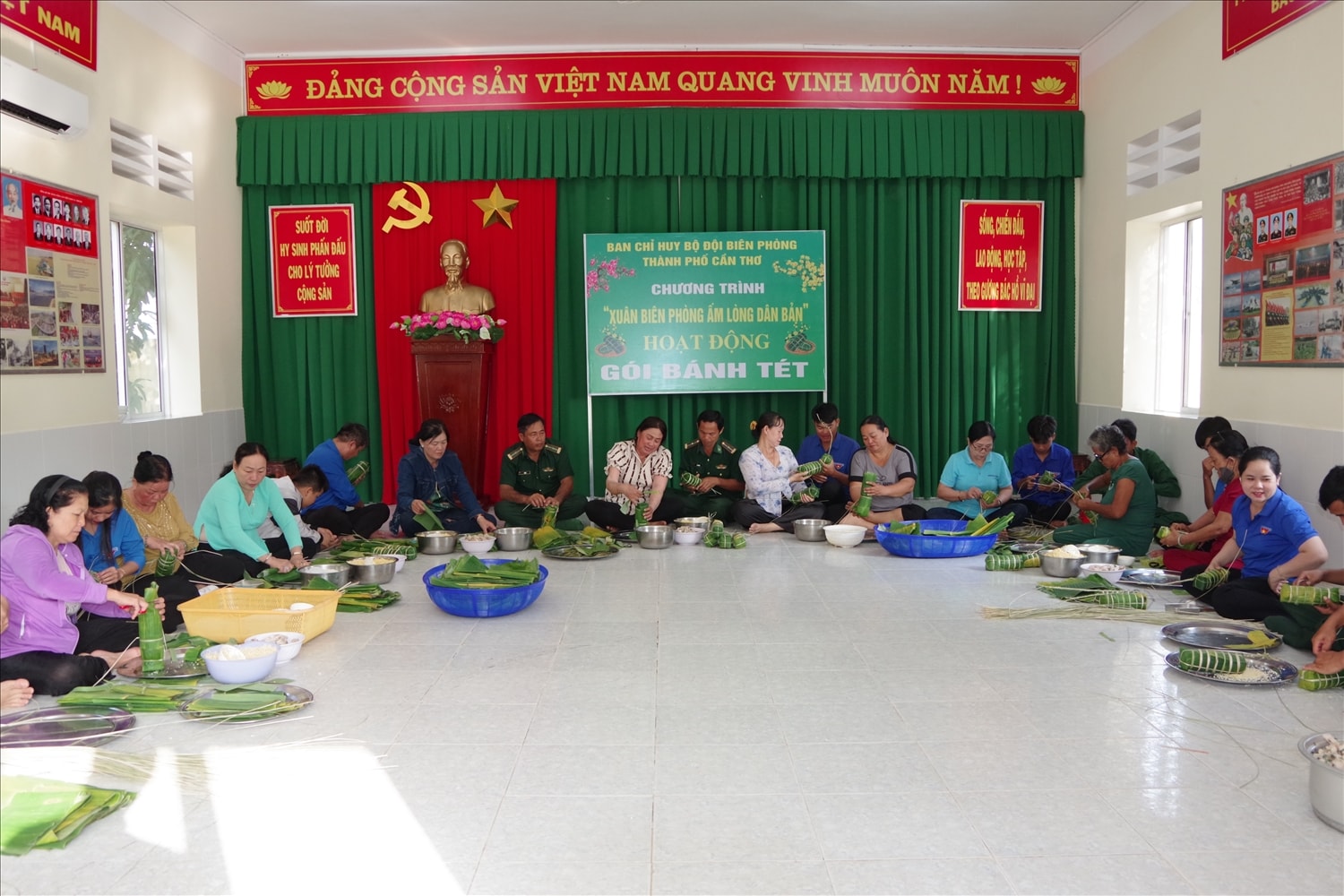 Gói bánh tét tặng cho các hộ gia đình có hoàn cảnh khó khăn tại khu vưc biên giới biển TP. Cần Thơ