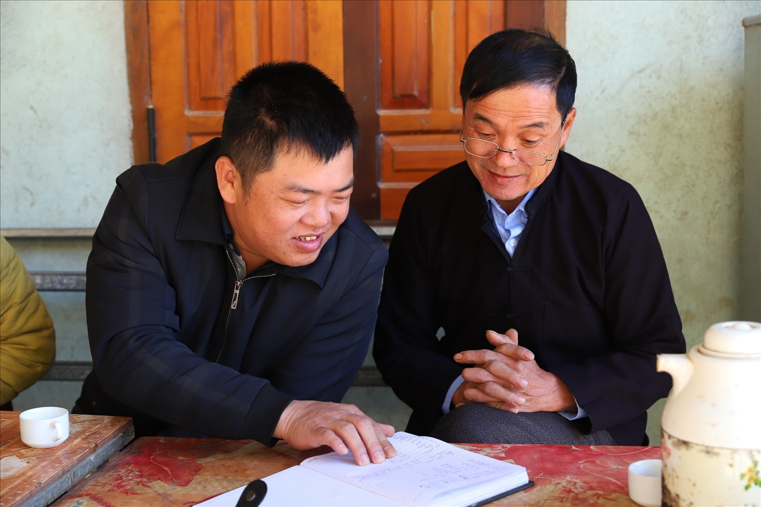 Thông qua tuyên truyền pháp luật, giáo dục con cháu trong dòng họ, bản làng đã định hướng một lối sống tiến bộ, xây dựng gia đình hạnh phúc, phát triển bền vữn Thông qua tuyên truyền pháp luật, giáo dục con cháu trong dòng họ, bản làng đã định hướng một lối sống tiến bộ, xây dựng gia đình hạnh phúc, phát triển bền vững