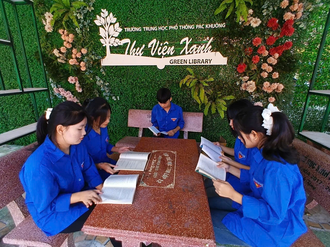 Quan niệm “cưới sớm cho yên” dần được thay thế bằng suy nghĩ “có nghề, có kinh tế vững vàng rồi mới lập gia đình”. Quan niệm “cưới sớm cho yên” dần được thay thế bằng suy nghĩ “có nghề, có kinh tế vững vàng rồi mới lập gia đình”.