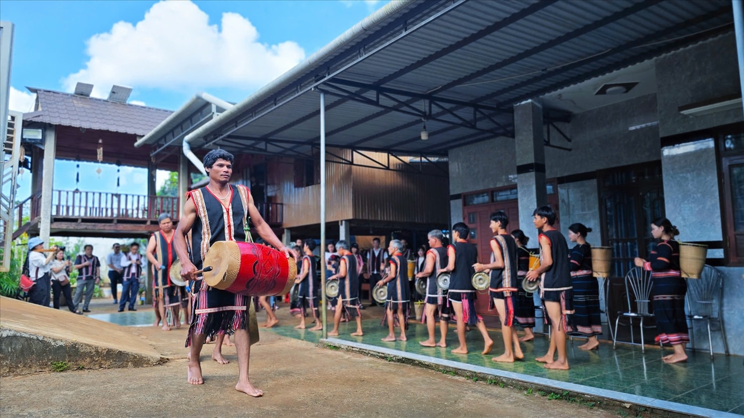 Sau phần lễ trang trọng, dân làng tấu lên những bài chiêng rộn ràng Sau phần lễ trang trọng, dân làng tấu lên những bài chiêng rộn ràng