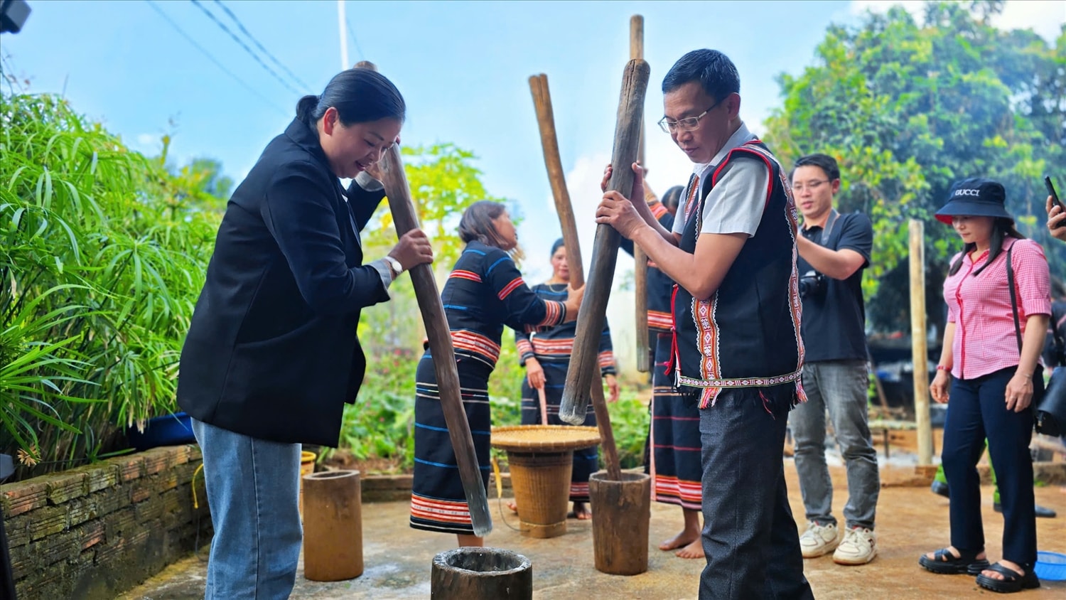 Trải nghiệm giã gạo chày đôi của đồng bào Gia Rai Trải nghiệm giã gạo chày đôi của đồng bào Gia Rai