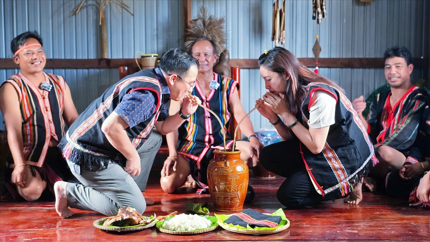 Khách mời cùng trải nghiệm, chung vui trong nghi lễ ăn hỏi của đồng bào Gia Rai Khách mời cùng trải nghiệm, chung vui trong nghi lễ ăn hỏi của đồng bào Gia Rai
