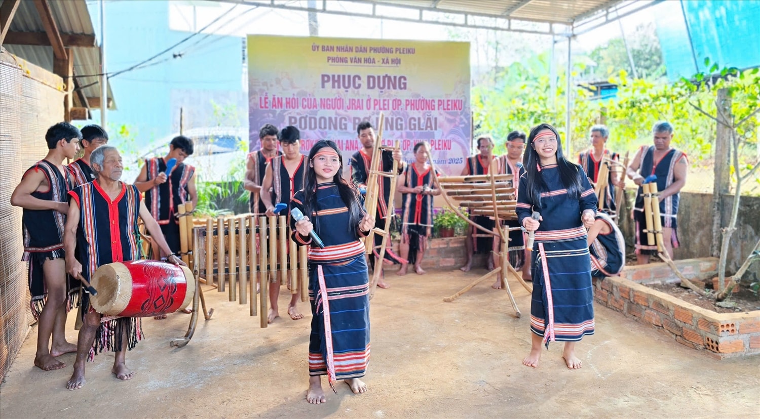 Ở một góc khác, những bài hát Những bài hát mừng chiến thắng, mừng lúa mới được cất vang